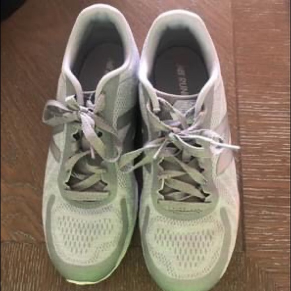Womens New Balance fresh foam sneakers. Like new. Size 7.5.